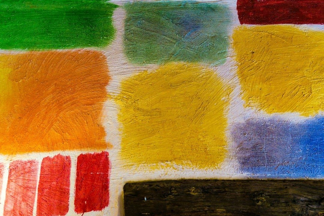 Färgstarka målade färgprover i grönt, gult, orange, blått och rött